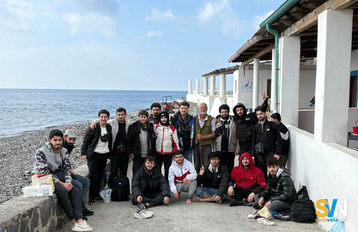 Una parte dei naufraghi di Alilcudi con al centro un abitante dell'isola. Isola che si è dimostrata particolarmente accogliente