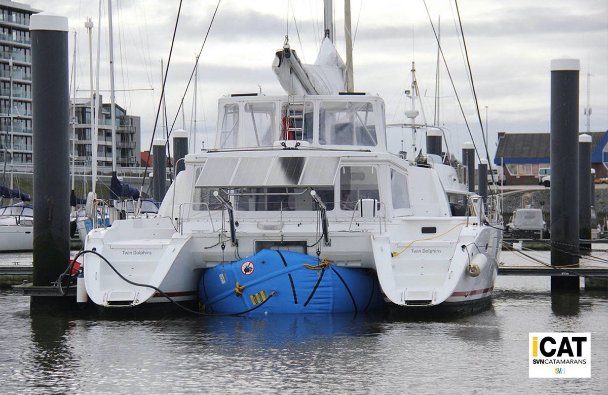 Catamarano in fase di sollevamento ocn un sacco gonfiabile