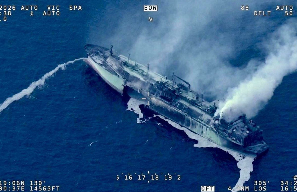 Petroiera della  flotta fantasma russa alla deriva nel Mediterraneo. A bordo non c'è nessuno