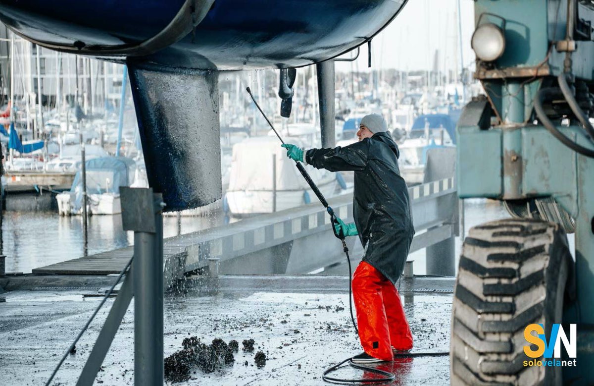 La barca appena alata inizia il porcesso di preparazione per poter dare l'antivegetativa nuova