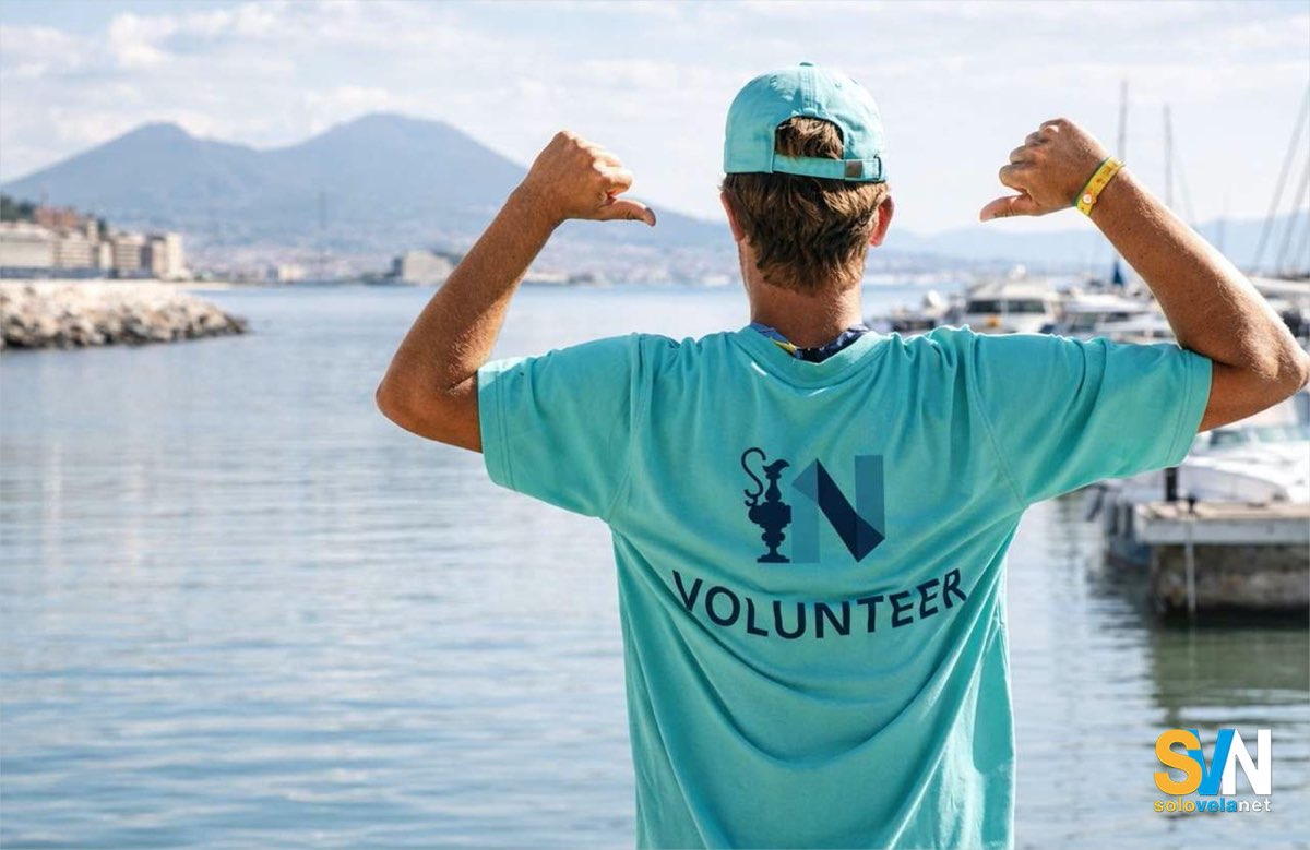 La maglietta che indosserranno i volontari della 38° Coppa America