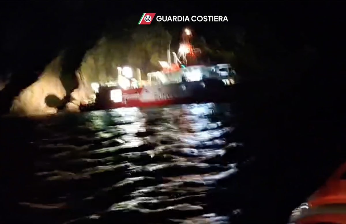Un frame del video diffuso dalla Guardia Costiera che mostra il momento del salvataggio dell’equipaggio del catamarano oceanografico Fugro Mercator