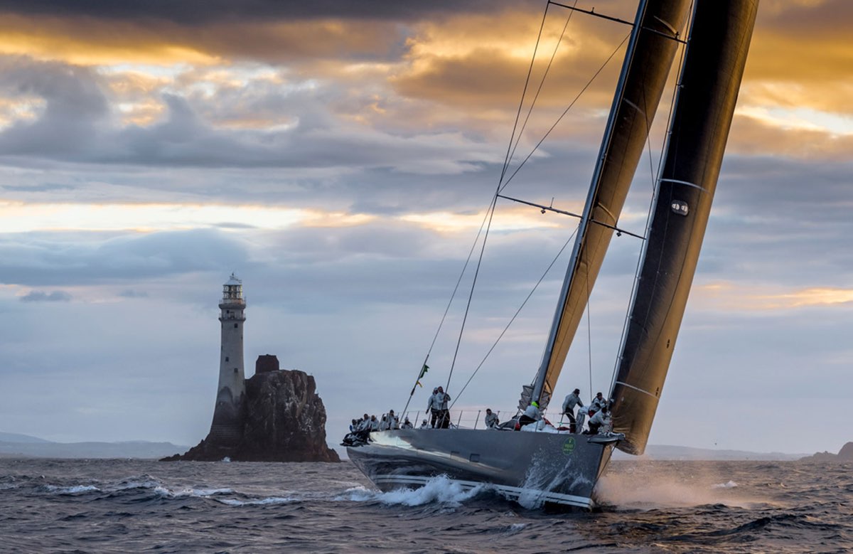Equipaggio in navigazione alla Fastnet Race, la mitica regata da 600 miglia che attraversa le acque dell'Irlanda, dell'Inghilterra e della Francia
