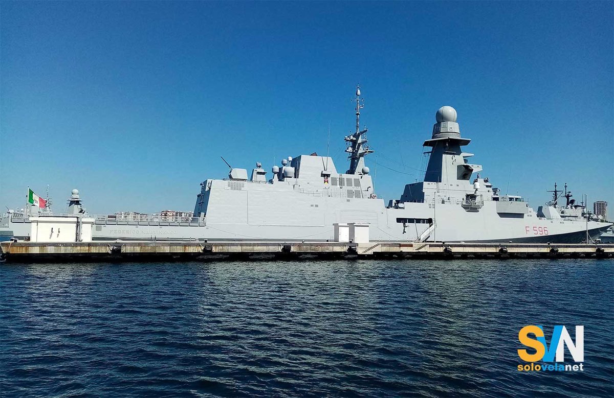 Fregata Martinengo della Marina Militare incagliata nel Mar Grande di Taranto