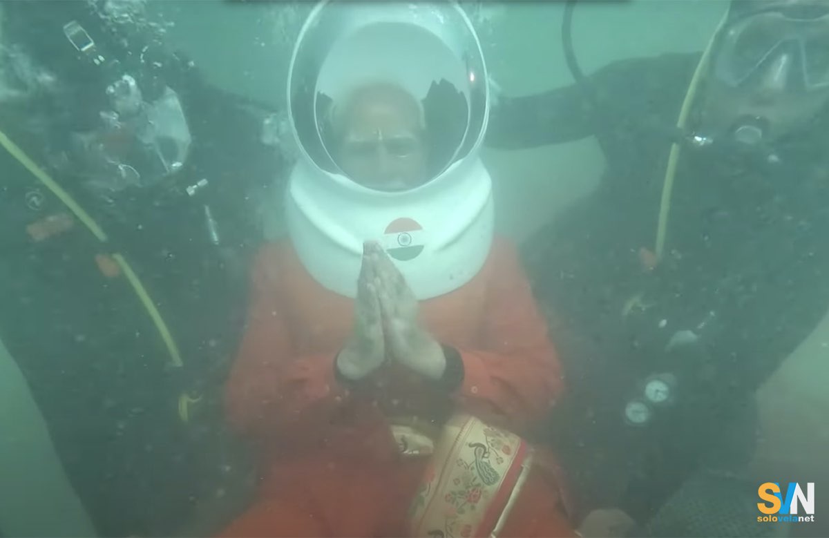 Il primo ministro indiano di immerge nella città sommersa