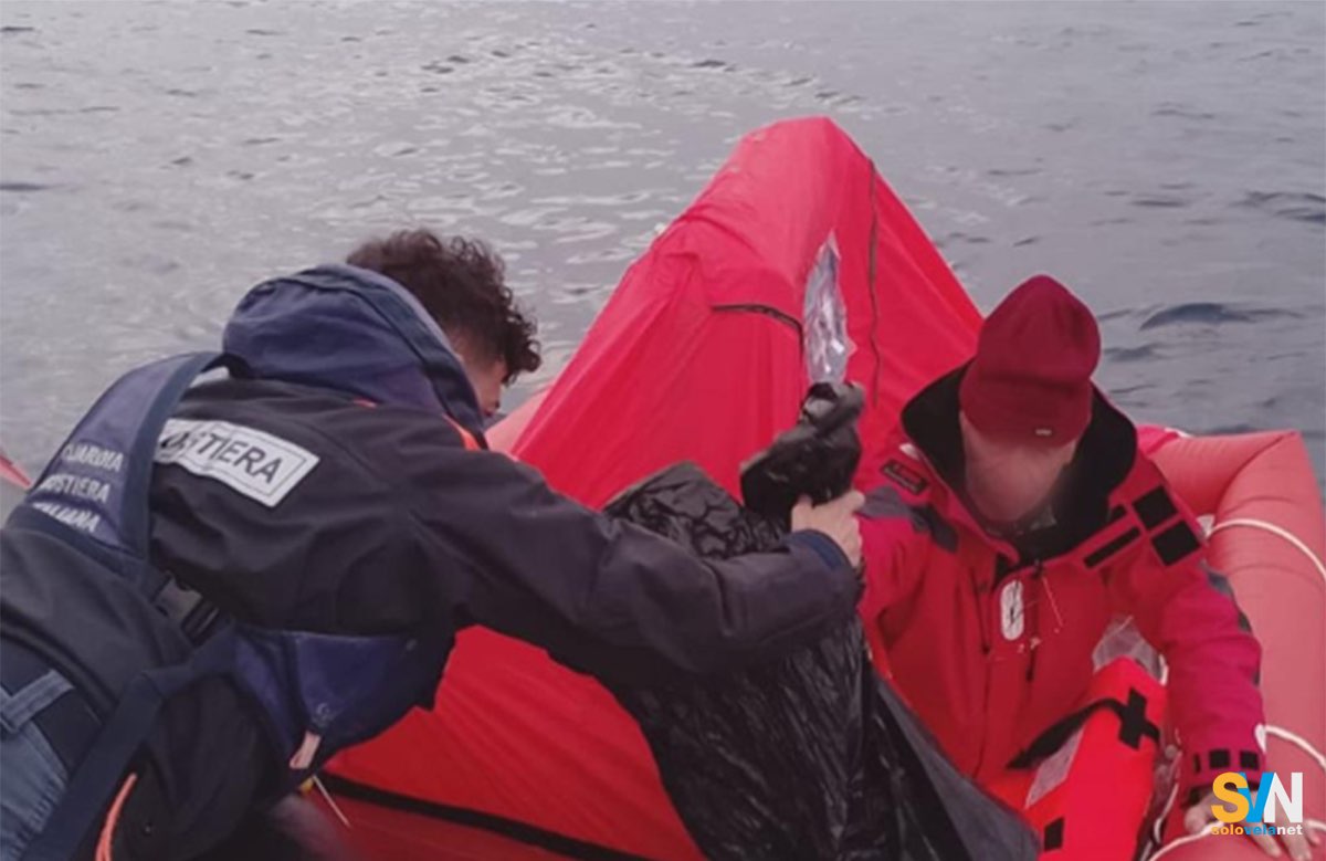 Lo skipper francese viene salvato dalla Guardia Costiera dopo il naufragio del catamarano al largo di Caletta, in Sardegna.