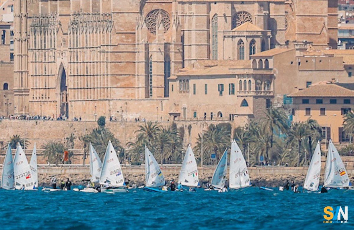 In regata nella baia di Palma di Maiorca, con la cattedrale La Seu sullo sfondo, durante il Trofeo Princesa Sofia