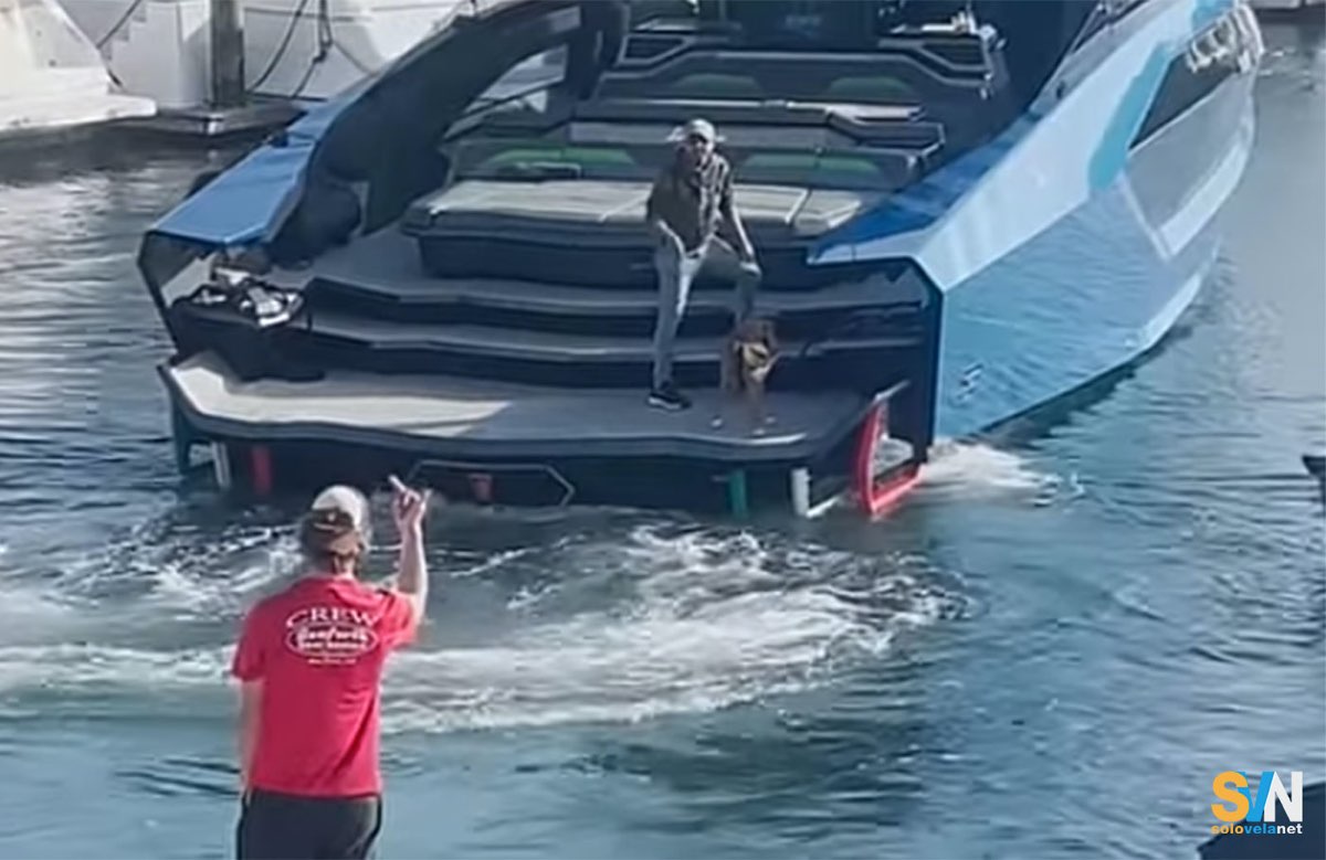 Il giovane Joseph risponde alle minacce di morte alzando il dito medio