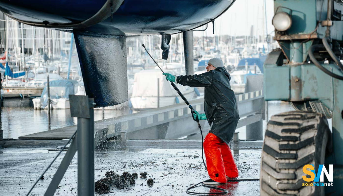 La barca appena alata inizia il porcesso di preparazione per poter dare l