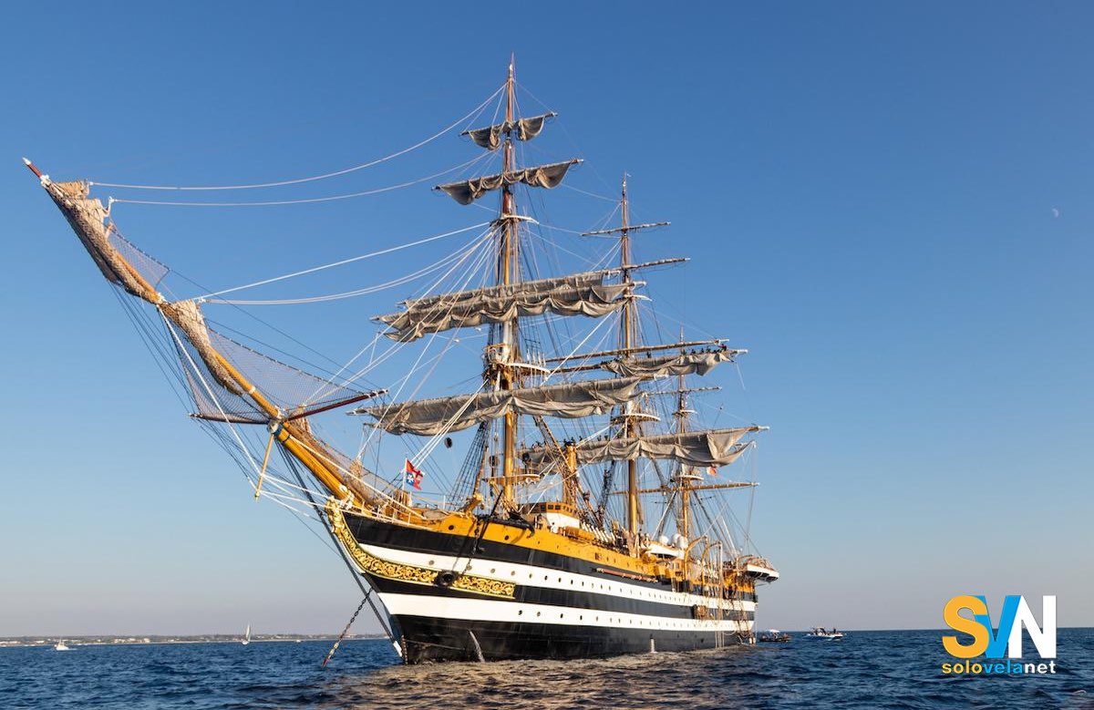 L'Amerigo Vespucci alla fonda