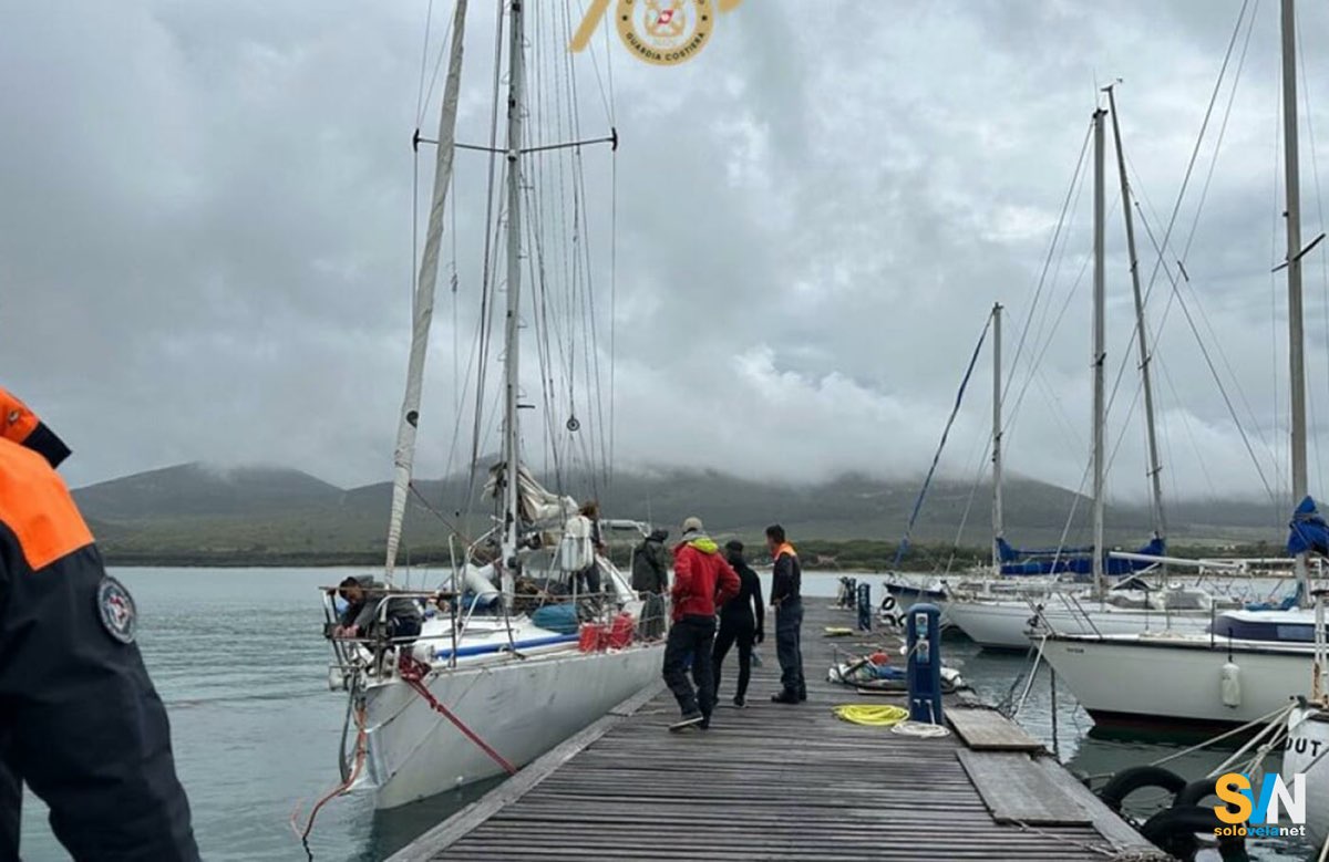 La barca a vela arrivata al Marina di Porto Conte