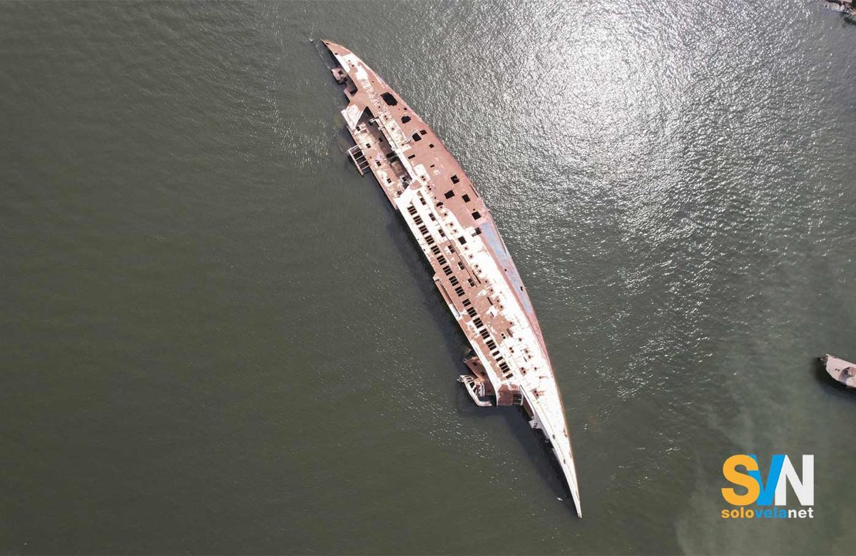 Il megayacht Al Mansur di Saddam Hussein, ridotto a un relitto dopo un bombardamento degli USA