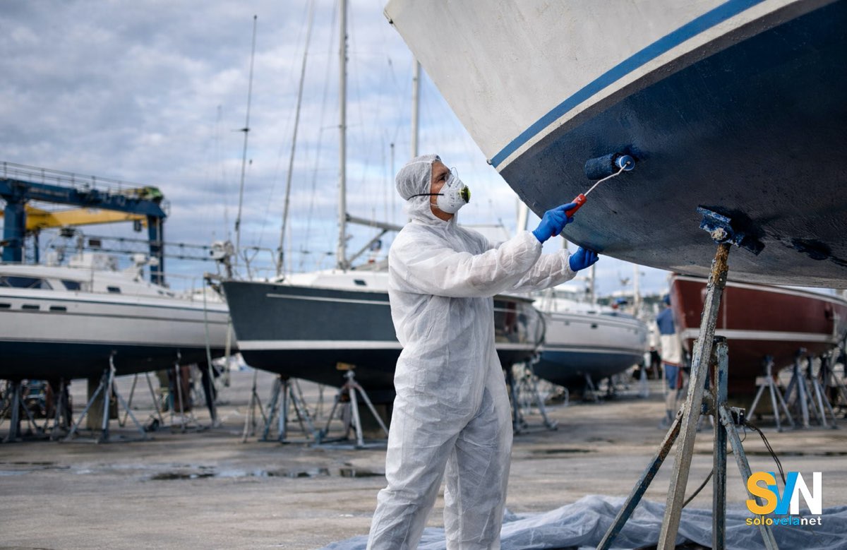 Un armatore da l'antivegetativa alla propria barca