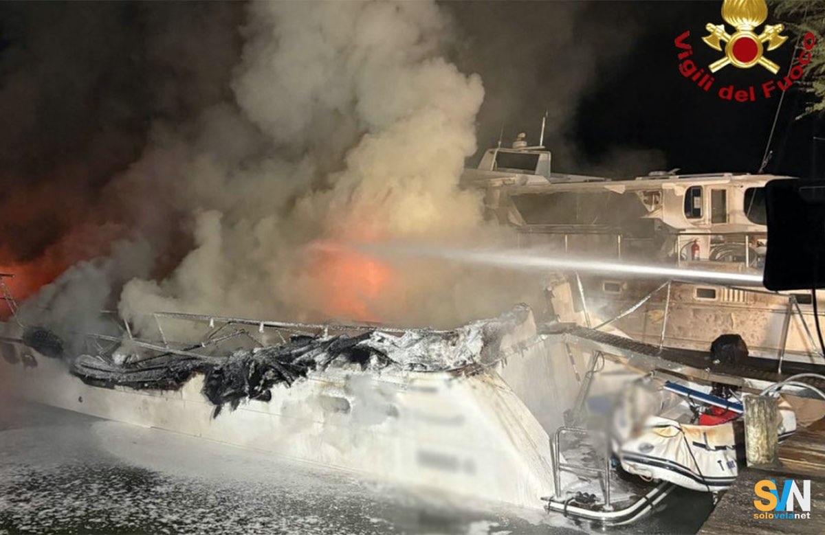 I vigili del fuoco durante le operazioni di spegnimento della barca distrutta dalle fiamme sul fiume Stella