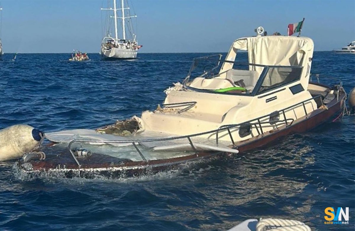 Il gozzo Aprea danneggiato dopo la collisione con il veliero Tortuga al largo di Amalfi, nell'incidente in cui ha perso la vita Adrienne Vaughan