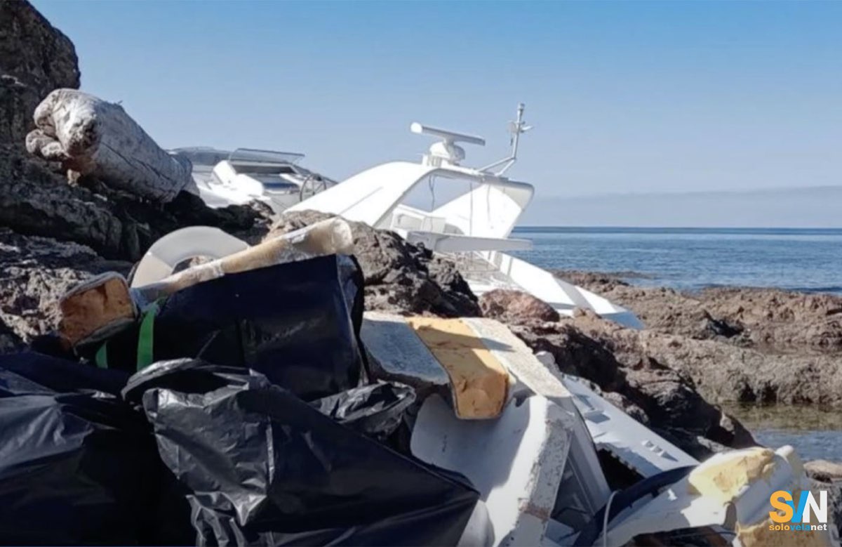 Il Sanlorenzo incagliato sugli scogli nel Parco naturale di Cap Corse e delle Agriate, in Corsica
