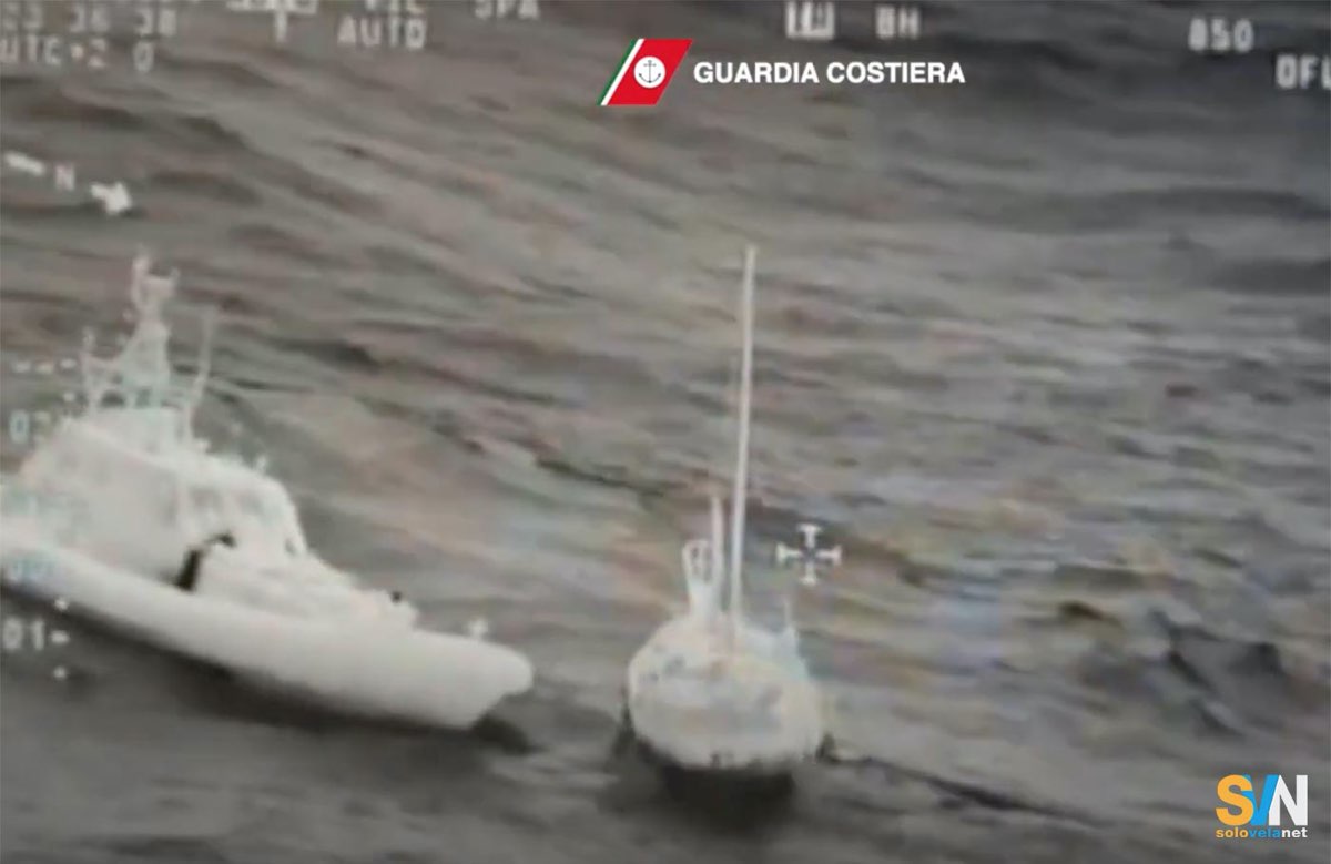 Un fotogramma del video della Guardia Costiera nel momento del salvataggio
