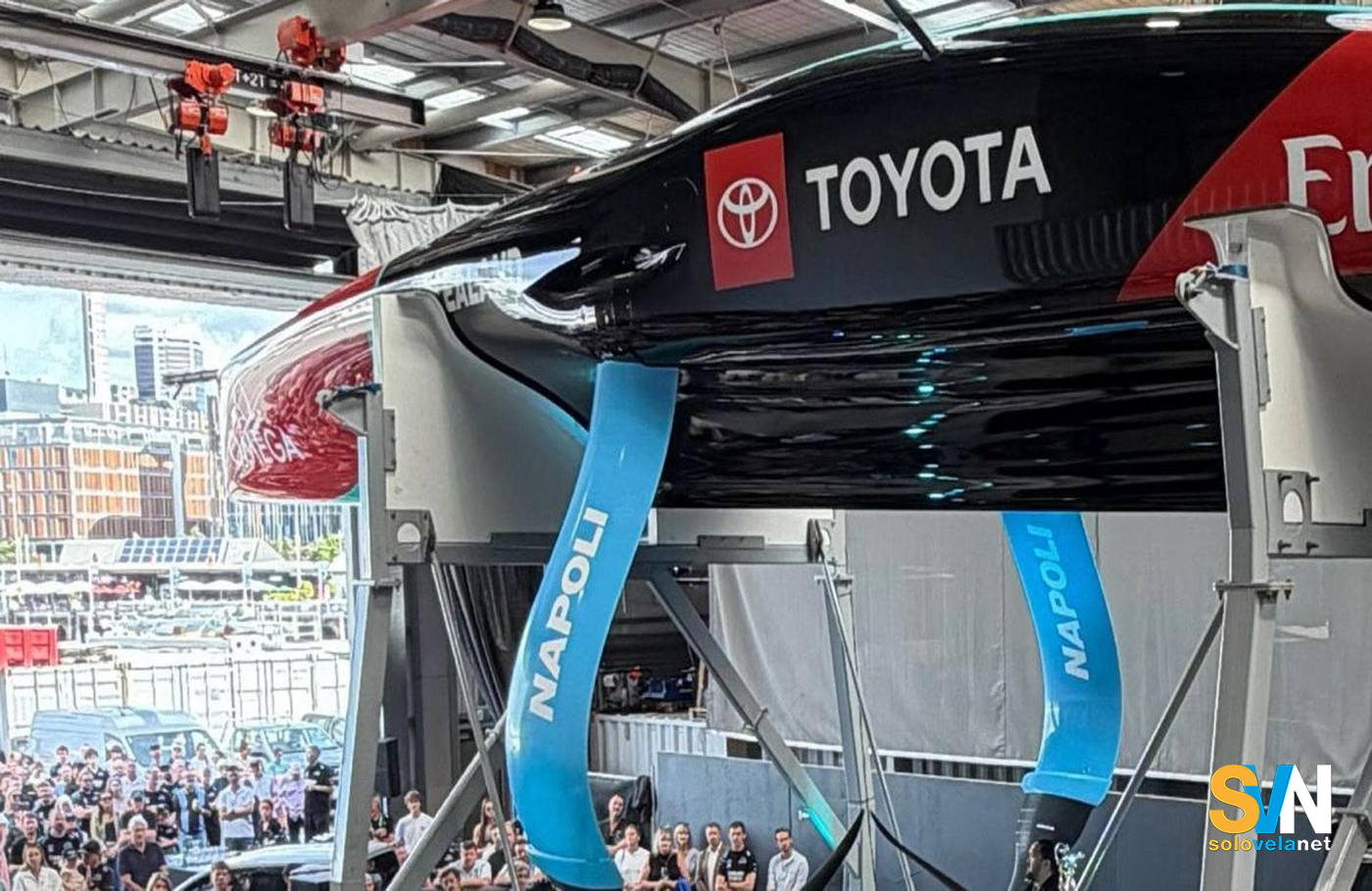 Il Team New Zeland scrive Napoli sui Foill per conquistare il pubblico napoletano, Max Sirena si arrabbia