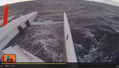 Prince de Bretagne con a bordo Roland Jourdain e Lionel Lemonchois
