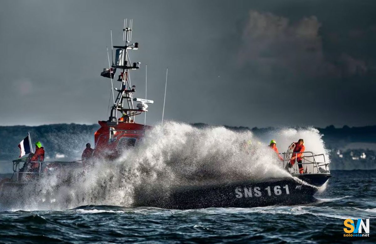 Velista cade in mare e muore: l’equipaggio non riesce a riportarlo a bordo