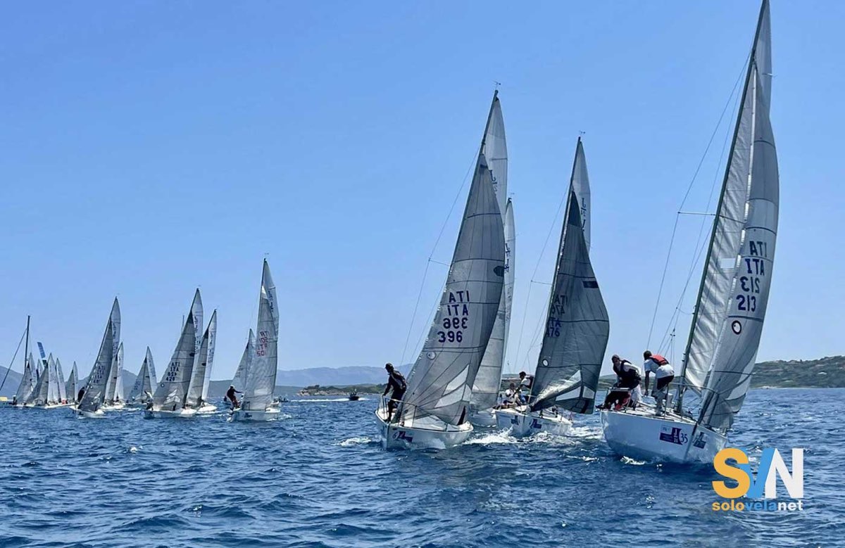 Una delle partenze del Campionato Italiano J24 a Cala dei Sardi