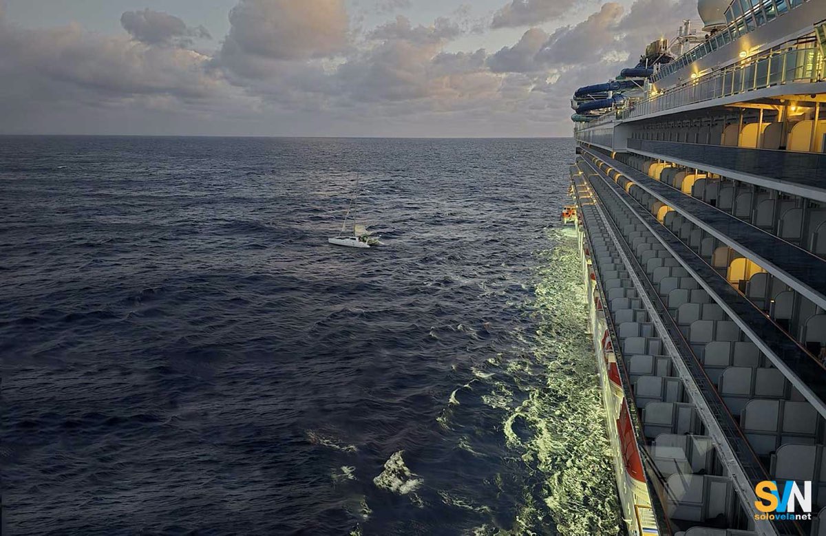 Nave da crociera salva due velisti in catamarano