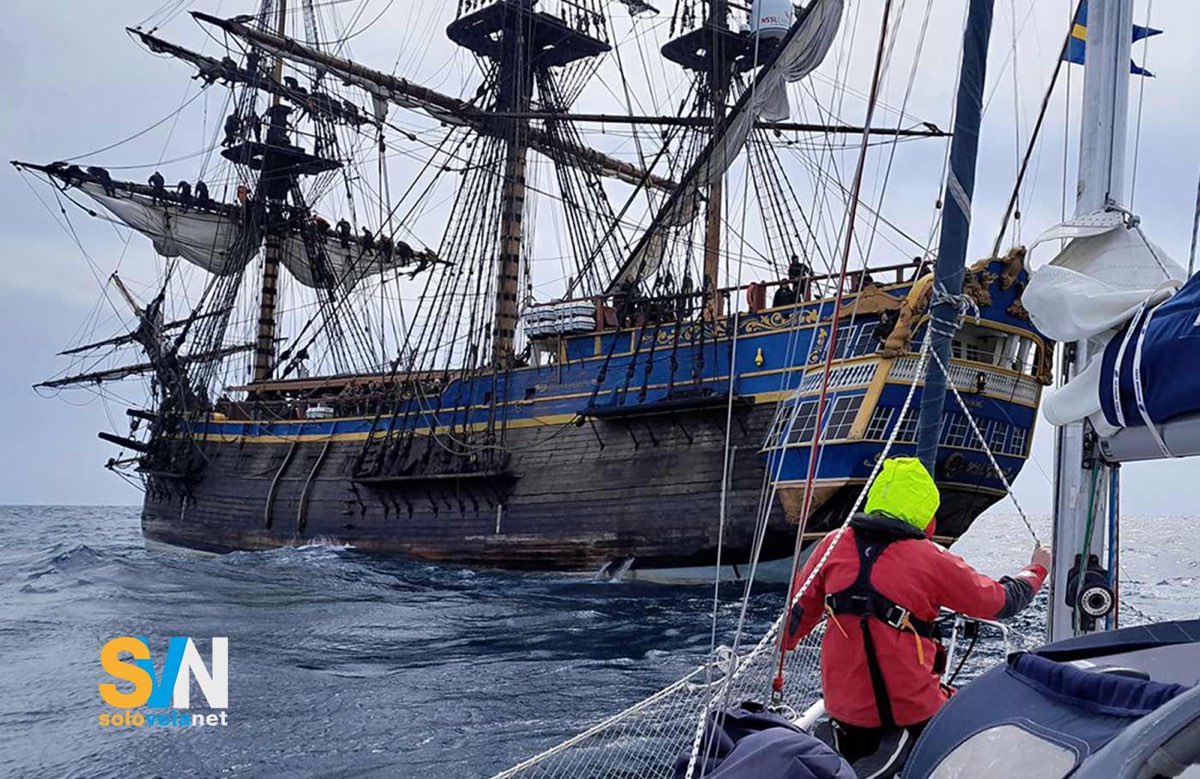 Corto, un piccolo 8 metri in avaria, viene trainato da Gotheborg, una nave in legno varata nel 2005 d'ispirazione del XVIII secolo