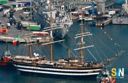Gli Alpini visitano l’Amerigo Vespucci a Genova durante l’Adunata nazionale