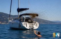 Sciame d’api su una barca a vela a Rapallo: lo skipper si tuffa in mare