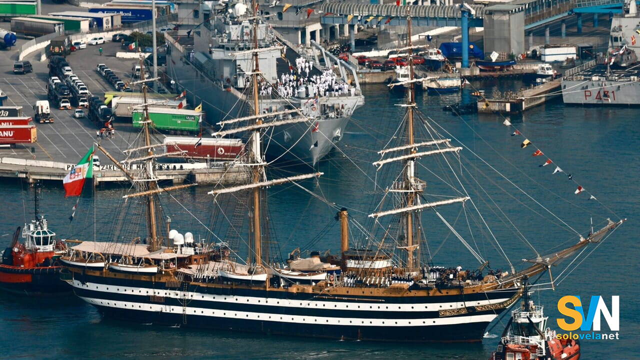 Gli Alpini visitano l’Amerigo Vespucci a Genova durante l’Adunata nazionale