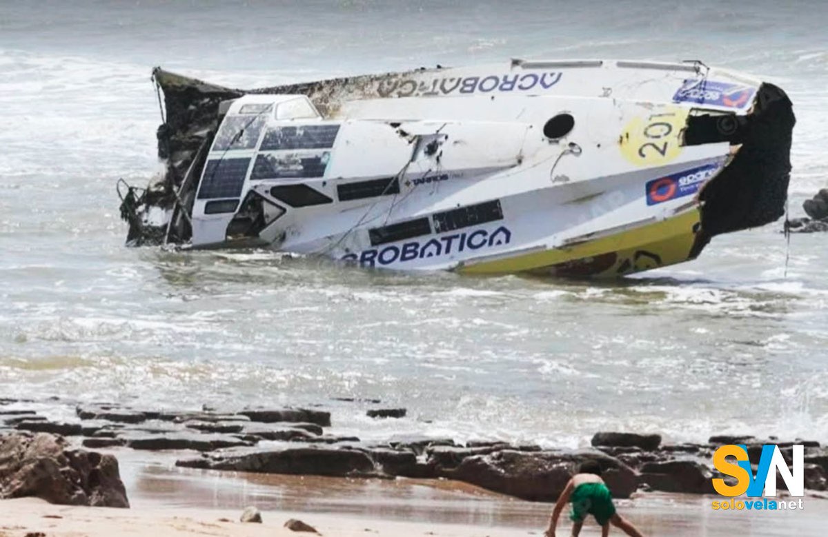 Lo scafo di Acrobatica ritrovato sulle rocce della costa marocchina, dopo un anno e oltre 1.300 miglia alla deriva.