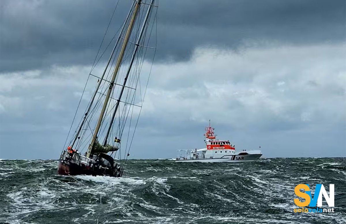 La barca con bandiera svedese che ha lanciato il mayday, viene traianata verso il porto.