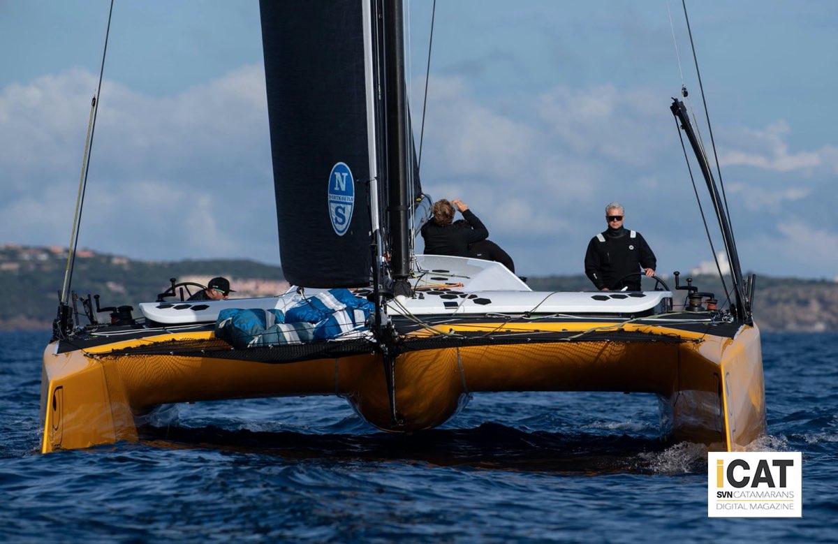 Il Falcon, il catamarano su foil di Matteo Uliassi. Barca che solitamente convince per le sue grandi prestazioni, ma che, in questa regata, a causa del poco vento non è riuscita a salire sui foil ed è arrivata ultima.