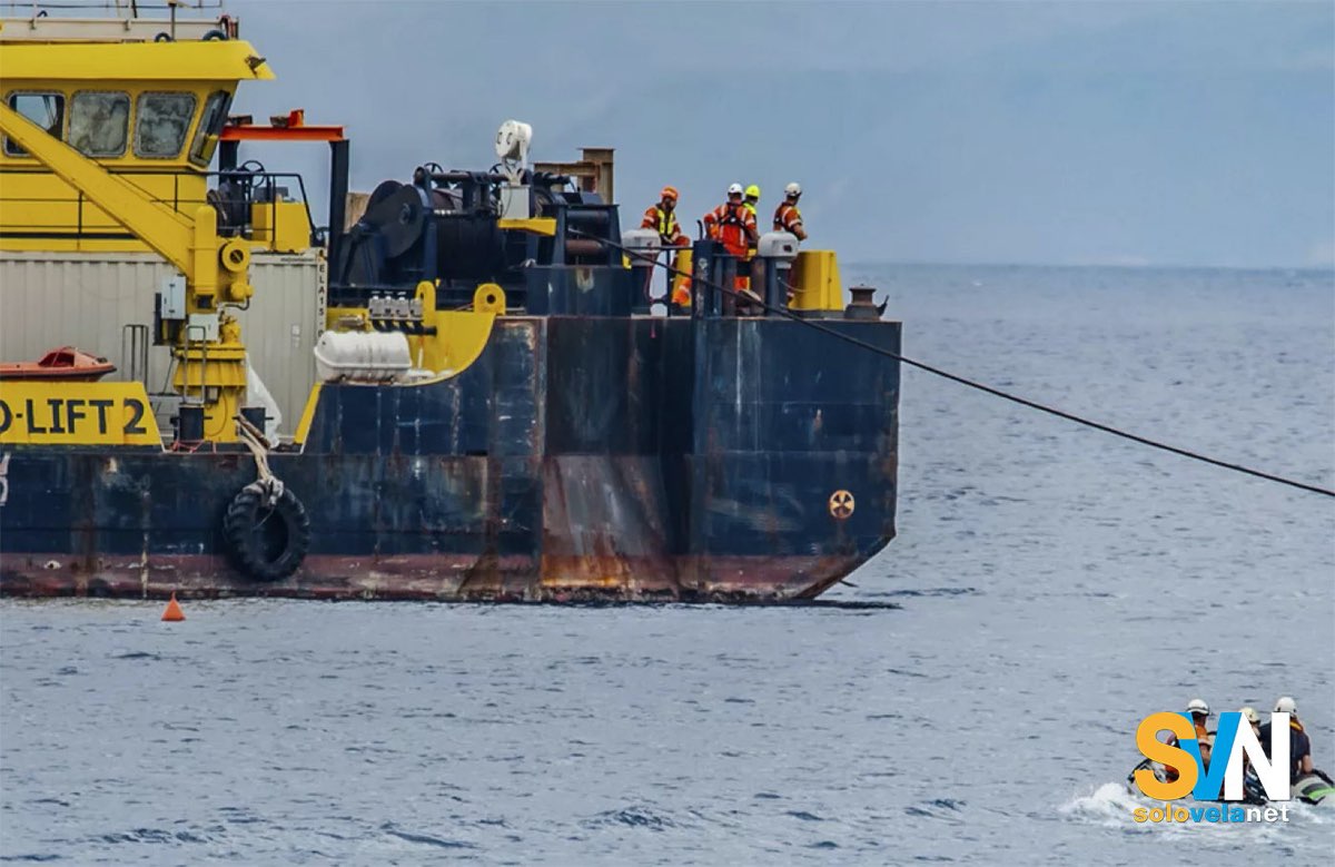 La Hebo lift 2, la nave appoggio alla nave gru l'Hebo Lift 10 che avrà il compito di sollevare lo scafo del Bayesian dal fondo della baia di Porticello.