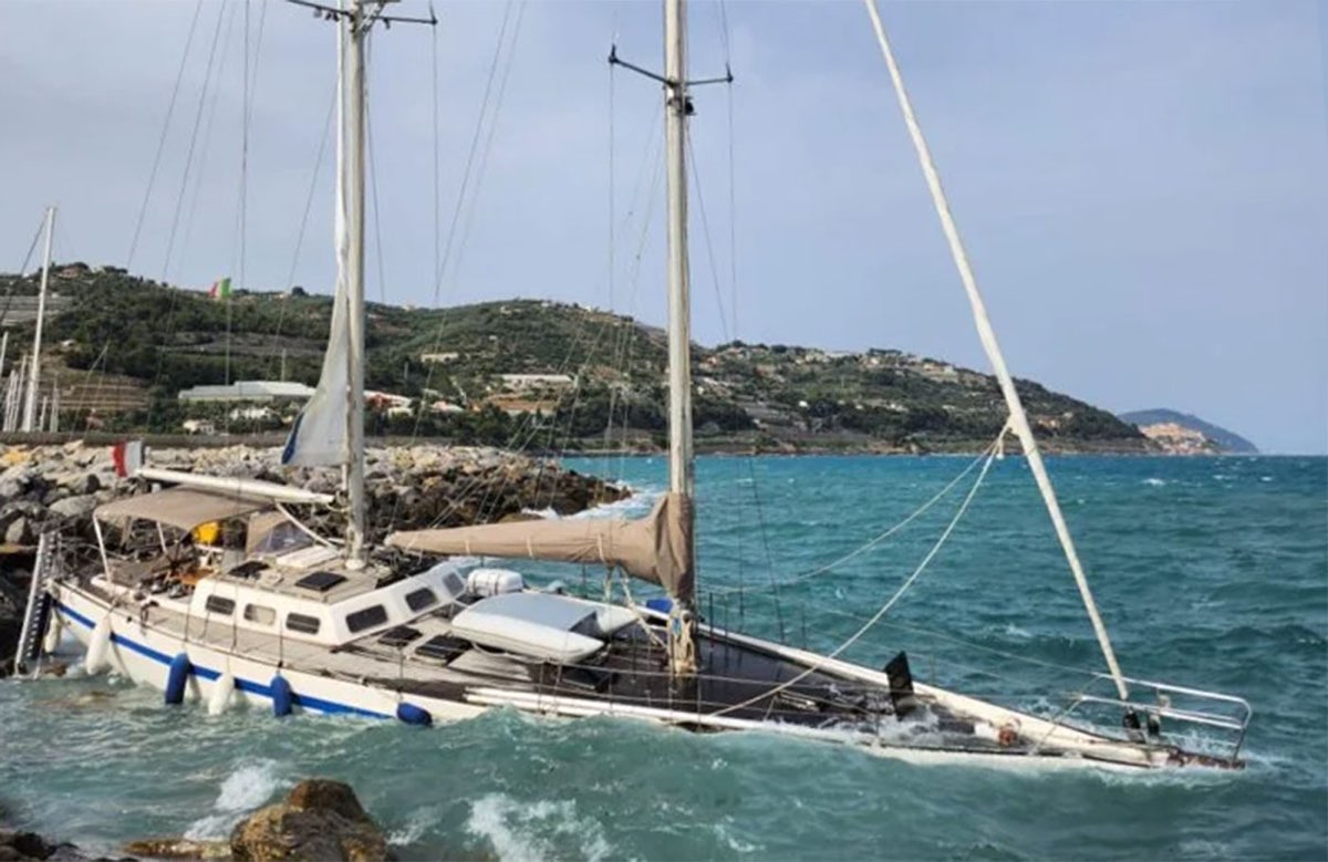 Barca a vela francese finisce contro frangiflutti a San Lorenzo al Mare