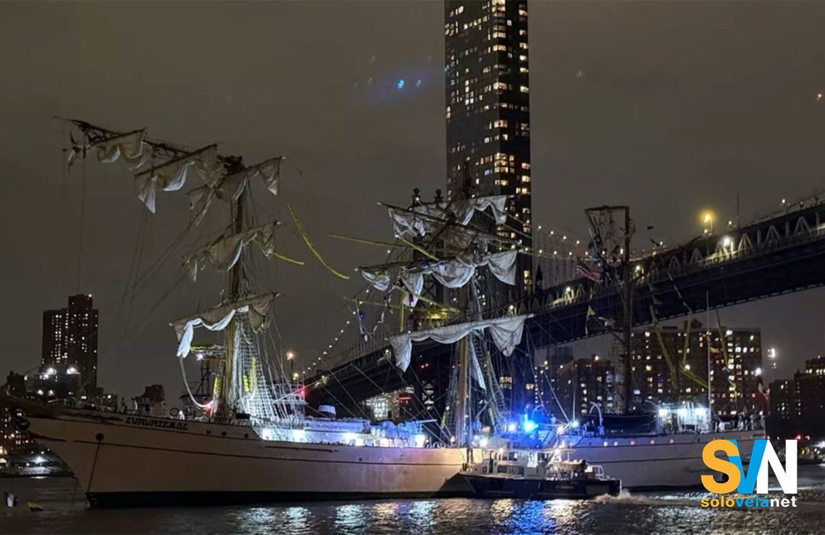 Il Cuauhtemoc appena dopo l'impatto con il ponte