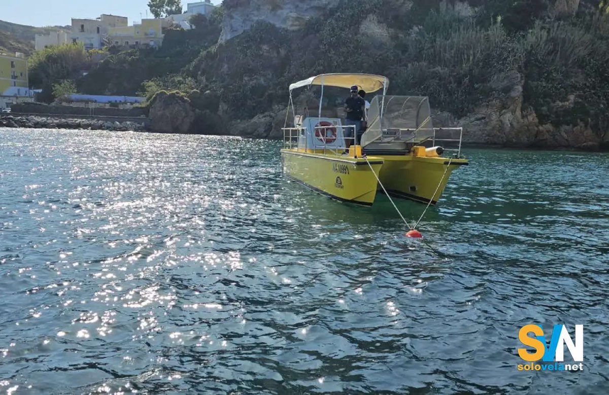 L'imbarcazione addetta al ritiro dei rifiuti dalle barche a Ponza