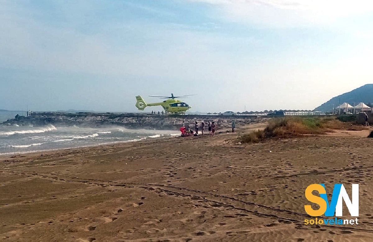 L'eliambulanza atterra sulla spiaggia vicino Porto Badino, per portare la dodicenne ritrovata in mare al Bambin Gesù di Roma