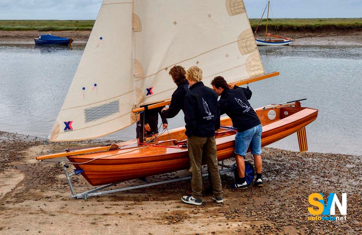 Nel Norfolk, nel Regno Unito, nasce Windsong, piccolo dinghy in legno con vela al terzo