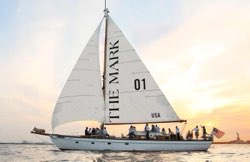 Una barca a vela di 105 anni porta caviale e champagne davanti alla Statua della Libertà