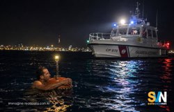 Si tuffa per un bagno, la barca va alla deriva: salvato a Bonagia