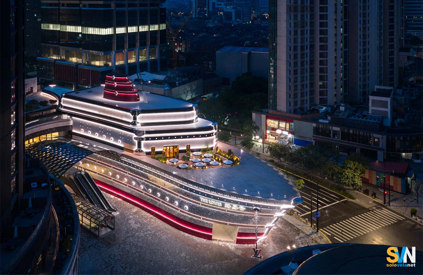 Una nave da crociera nel centro di Shanghai? No, non siete impazziti