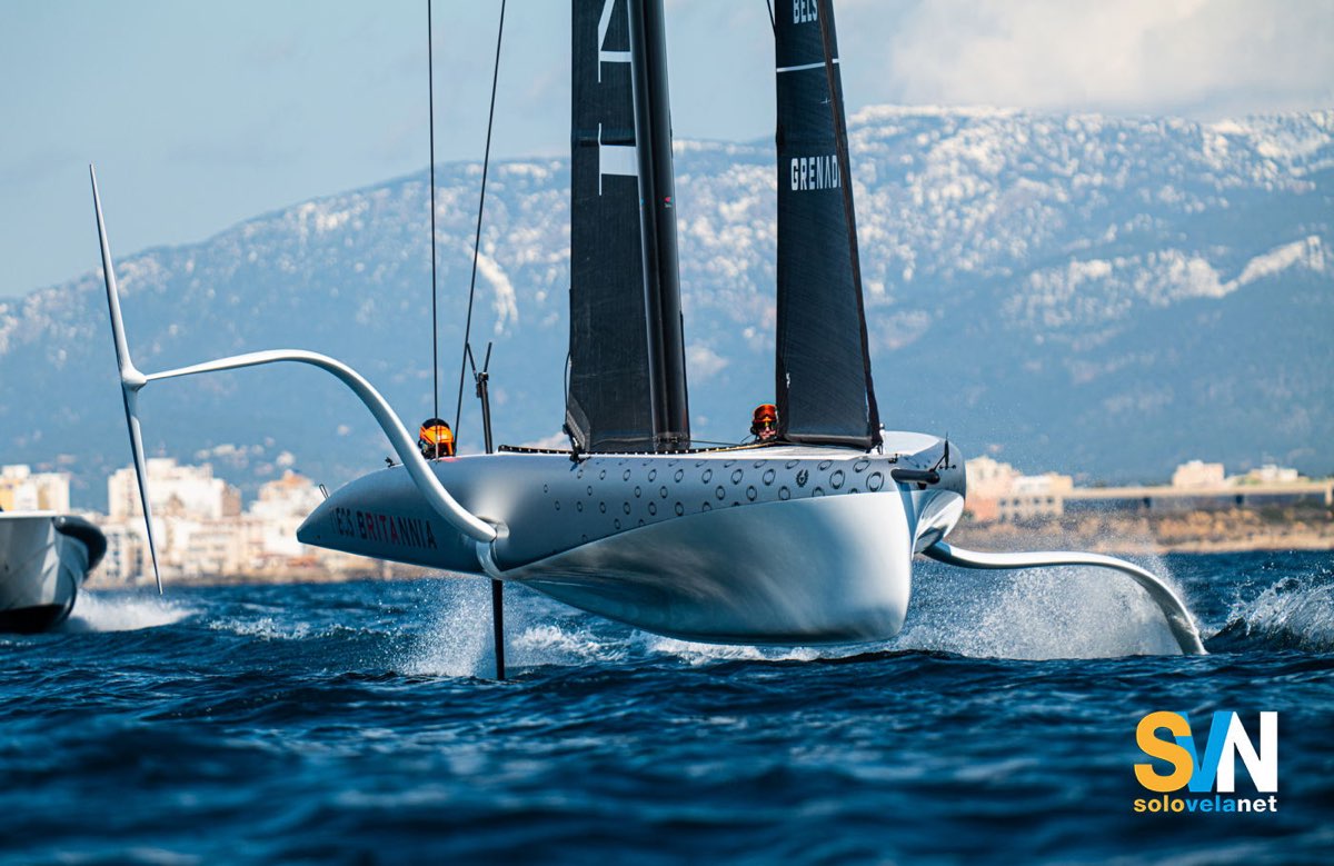 AC 40 Ineos in allenamento