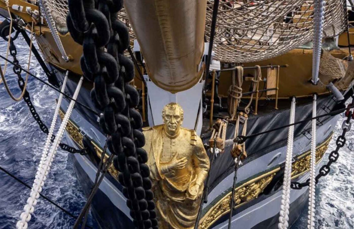 La polena dell’Amerigo Vespucci raffigura il navigatore fiorentino al quale la nave deve il proprio nome