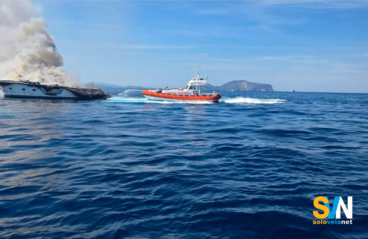 Yacht in fiamme davanti a Tavolara, tre persone salve