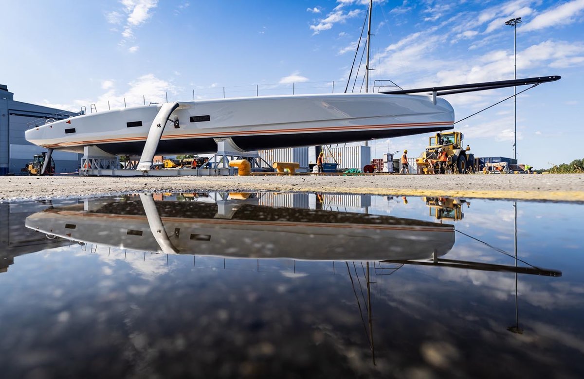 Baltic 111 Raven: il megayacht con i foil che sfugge alle categorie