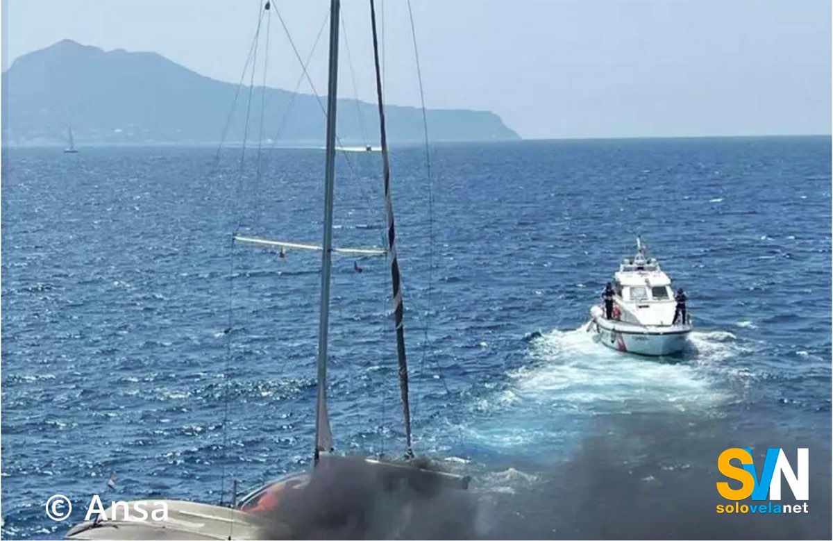 Una barca a vela è andata a fuoco a largo di Punta Campanella, salve le otto persone a bordo