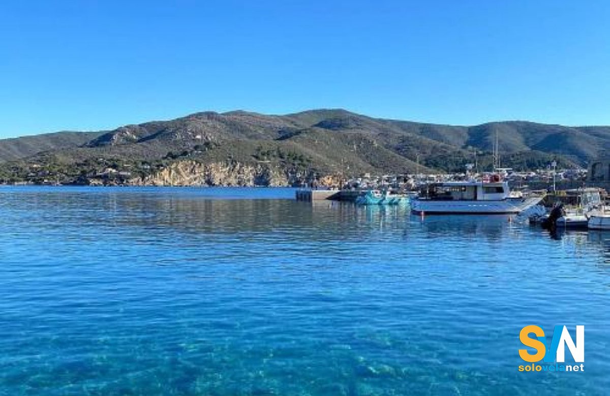 Marina di Campo all'isola d'Elba dover sorgerà un un uovo campo boe