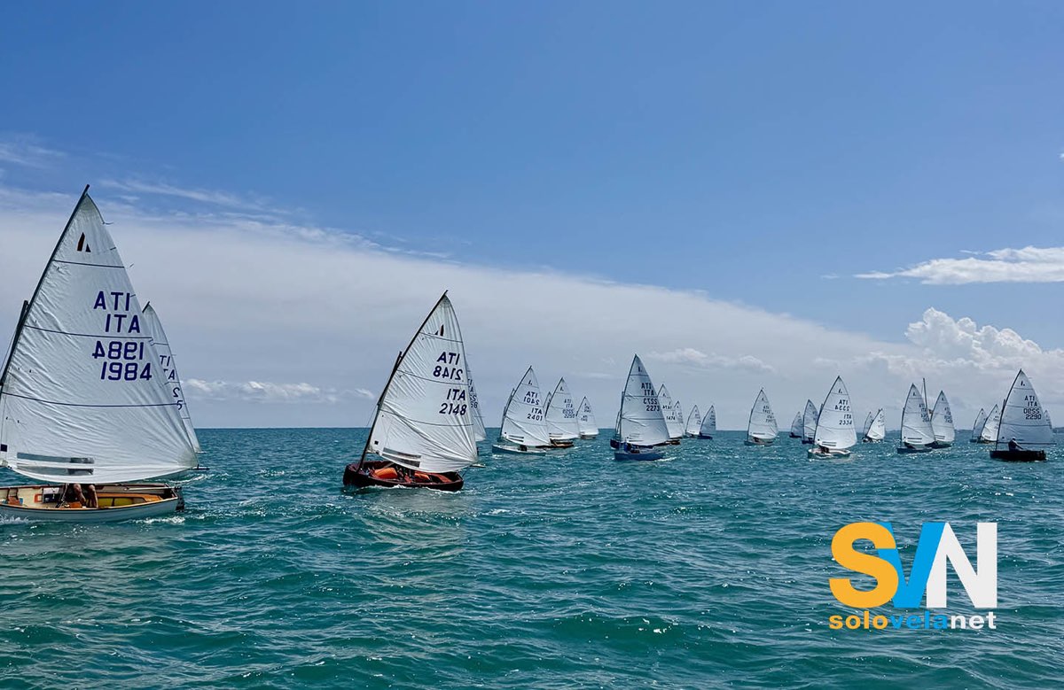 Le imbarcazioni della classe Dinghy 12’ in regata davanti a Cesenatico: quasi 50 timonieri in acqua per il Trofeo Rotary, tra tecnica e passione.