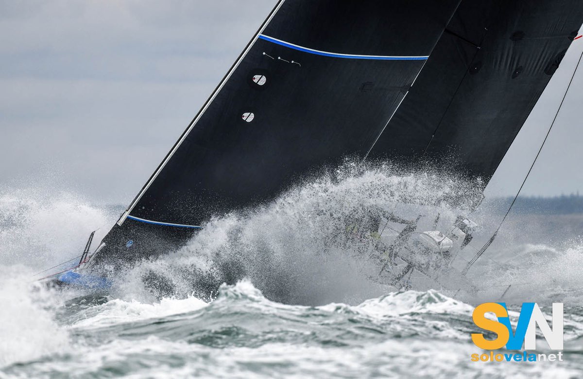 Un’imbarcazione in regata affronta la bolina nel Mar Celtico tra spruzzi e onde durante la Rolex Fastnet Race 2024.